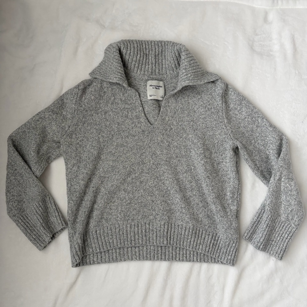 Abercrombie & Fitch Women's Light Gray Ribbed Fold-Over Collar Sweater